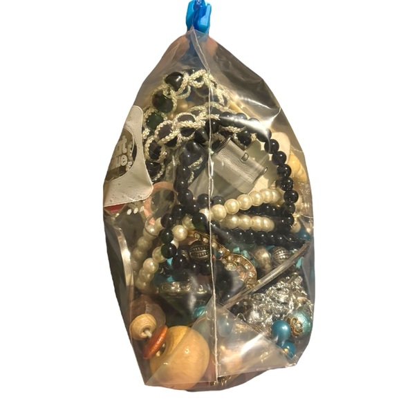 Mystery Jewelry Grab Bag Surprise 2 LB Vintage Costume Modern Pieces Bag #0142 - Picture 6 of 7